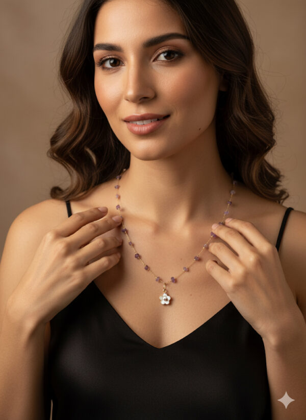 Collar de Hilo Dorado con Chips de Piedra Amatista y Dije de Flor de perla