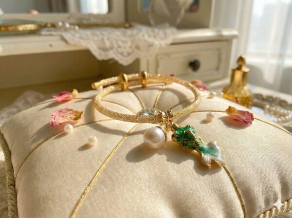 Brazalete "Pez de la Suerte" - Malla Dorada y Dije Esmaltado con Perla