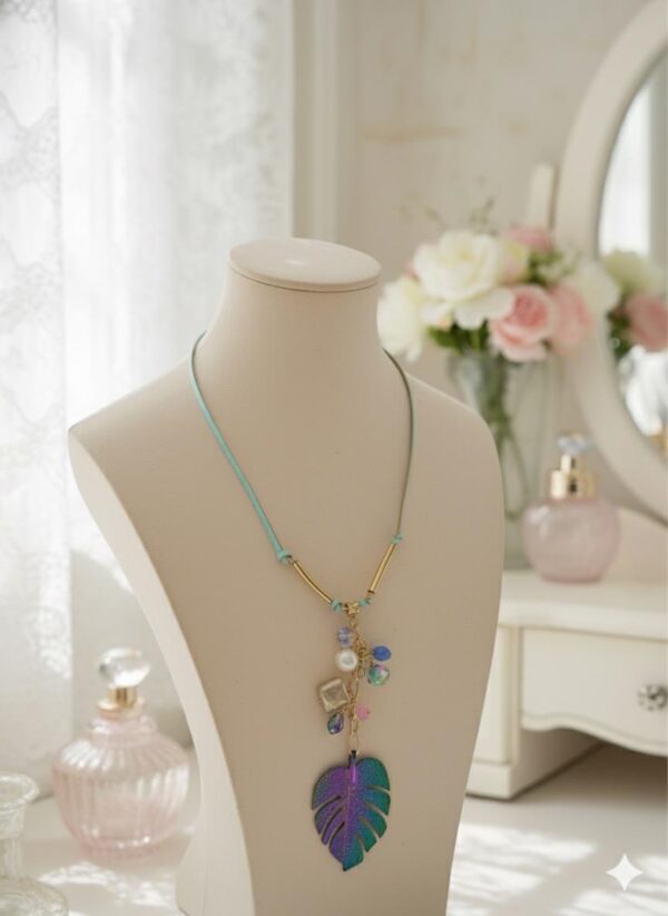 Dije Hoja Metálica y Racimo de Cristales