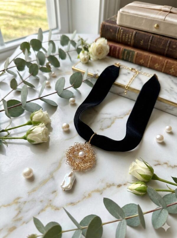 Gargantilla de Terciopelo con Nido Dorado y Perla Keshi