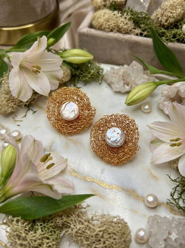 Pendientes de Botón con Perla Irregular y Tejido de Chapa de Oro