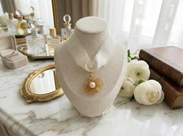 Gargantilla de Lujo con Perla y Cinta de Seda, con Flor Tejida a Mano