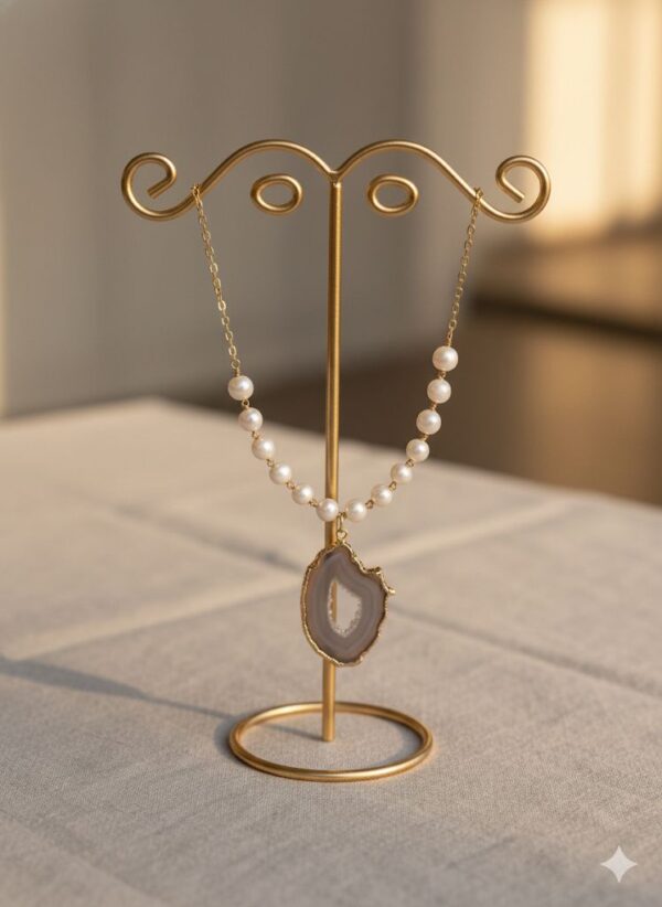 Collar de Perlas Clásicas con Dije de Ágata Natural en Borde Dorado