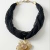 Choker de Malla Texturizada con Flor Dorada