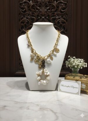 Collar Asimétrico de Cadena Cubana y Cuentas de Colores con Dije Solitario