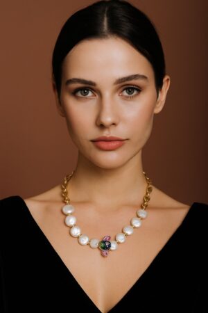 Collar Asimétrico de Perlas Planas y Cadena Dorada con Broche de Insecto Pavé