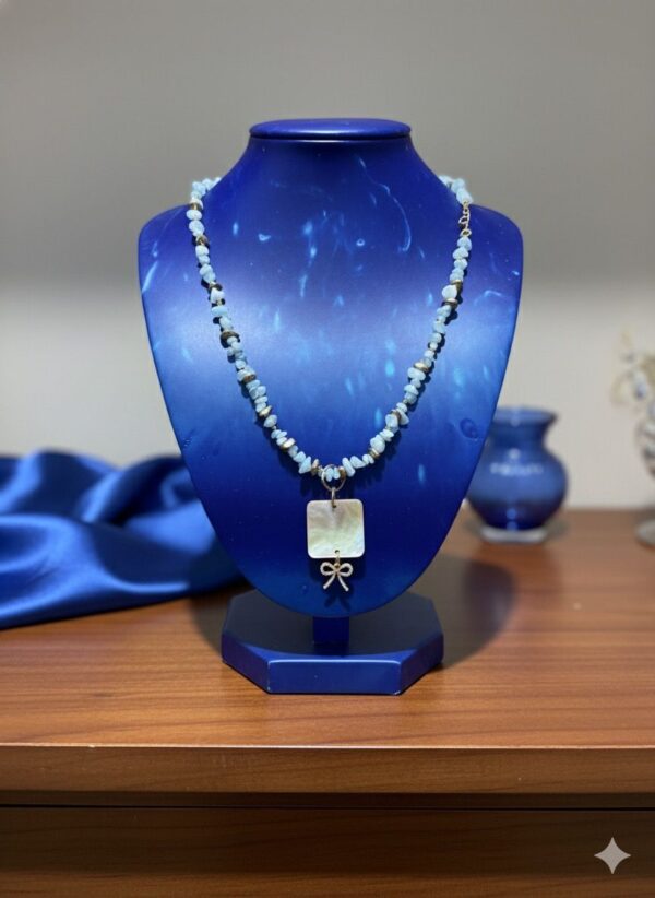 Collar de Chips de Piedra Azul Pálido con Dije de Nácar