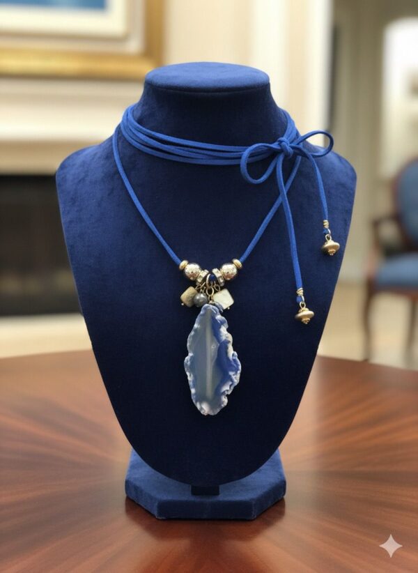 Collar Largo Estilo Lariat de Cordón Azul con Dije de Ágata y Abalorios