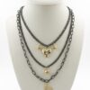Collar Multi-capa de Cadena Oscura con Dijes de Corazón Dorados