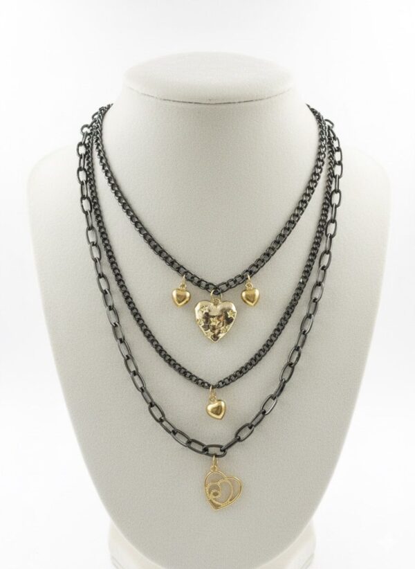 Collar Multi-capa de Cadena Oscura con Dijes de Corazón Dorados