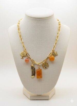 Collar de Eslabones Dorados con Dijes de Piedra Naranja, Pluma y Árbol de la Vida