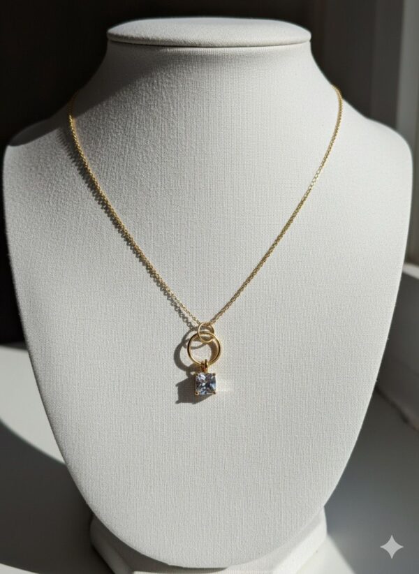 Collar de Cadena Fina Dorada con Dije de Cristal Cuadrado