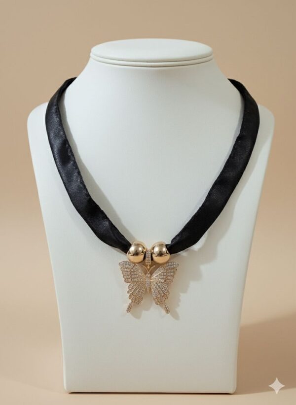 Gargantilla (Choker) de Tela Negra con Dije de Mariposa Grande en Pavé de Cristales