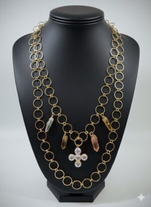 Collar Largo de Doble Capa en Eslabones Dorados con Cruz de Cristal y Puntas de Cuarzo