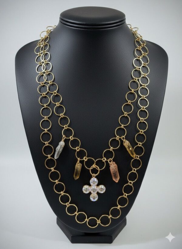 Collar Largo de Doble Capa en Eslabones Dorados con Cruz de Cristal y Puntas de Cuarzo