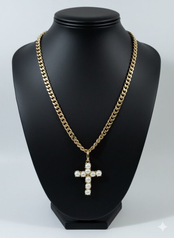 Collar de Cadena Gruesa Dorada Tipo Cubana con Dije de Cruz de Perlas
