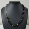 Collar Asimétrico de Cadena Dorada y Piedras Negras Mixtas con Dije de Drusa