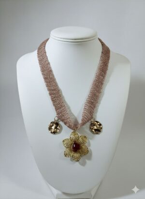 Gargantilla de Malla Ancha en Tono Rosado con Dije de Flor en Filigrana y Medallones