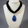 Gargantilla (Choker) de Terciopelo Negro con Dije de Piedra Azul Texturizada y Punta de Cuarzo