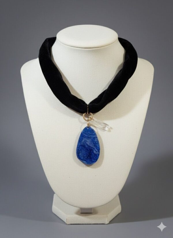 Gargantilla (Choker) de Terciopelo Negro con Dije de Piedra Azul Texturizada y Punta de Cuarzo