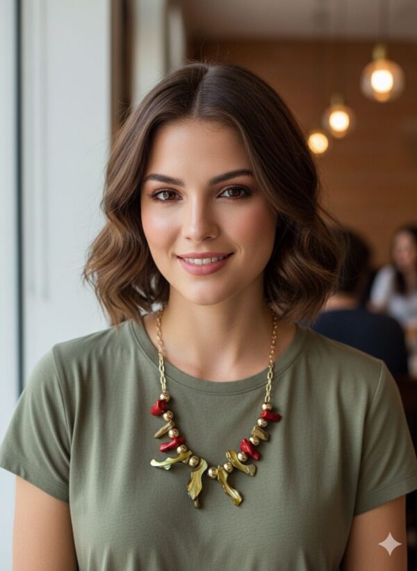 Collar de Eslabones Dorados con Dijes conchas y Coral Rojo