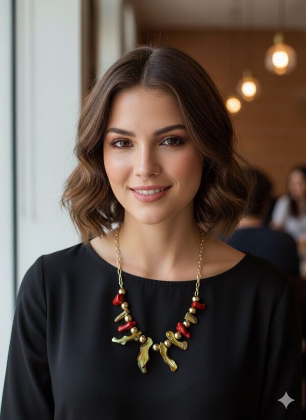 Collar de Eslabones Dorados con Dijes conchas y Coral Rojo