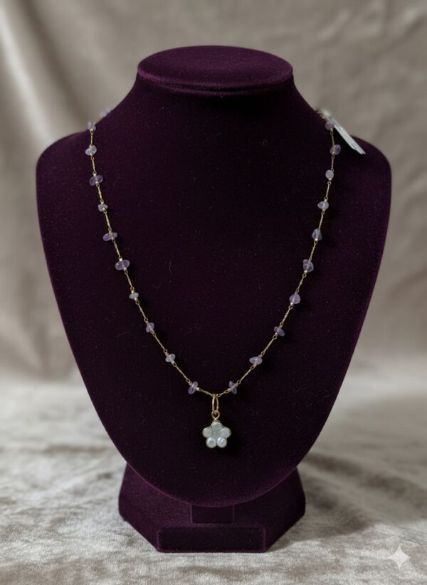 Collar de Hilo Dorado con Chips de Piedra Amatista y Dije de Flor de perla