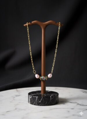 Collar de Eslabones Dorados con Dije Cilíndrico Floral y Perlas Rosas