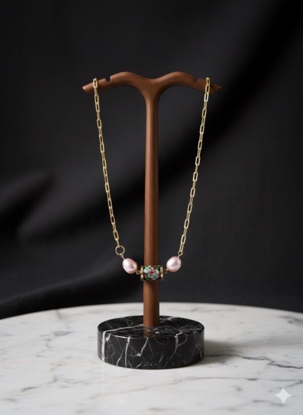 Collar de Eslabones Dorados con Dije Cilíndrico Floral y Perlas Rosas