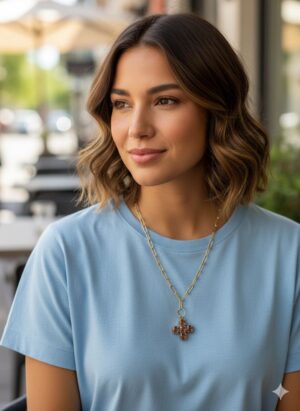 Collar de Eslabones "Paperclip" Dorados con Dije de Cruz de Cristales Ahumados