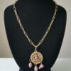 Collar de Eslabones Dorados Texturizados con Dije de Filigrana y Perlas Rosas Colgantes