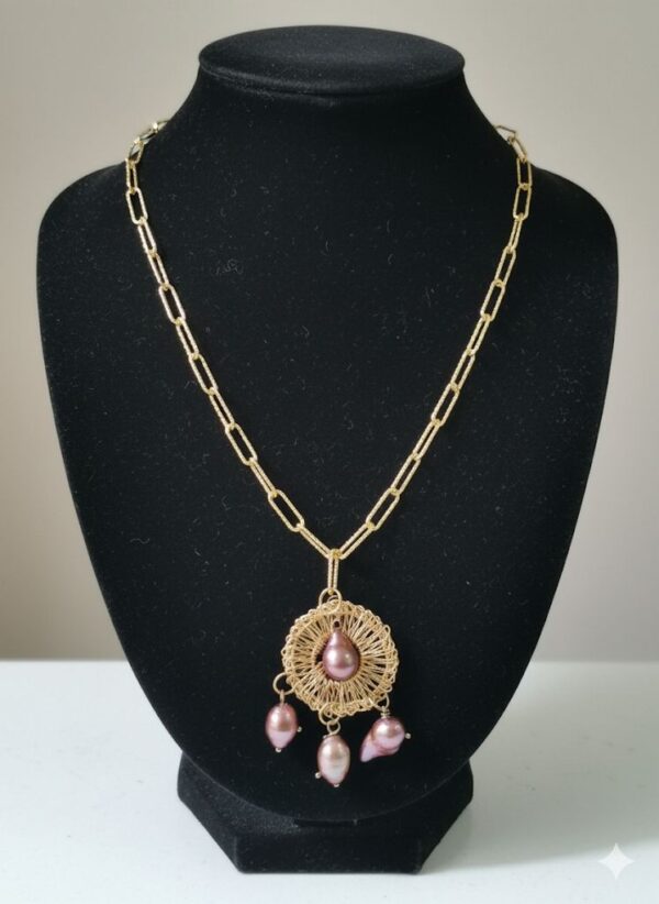 Collar de Eslabones Dorados Texturizados con Dije de Filigrana y Perlas Rosas Colgantes