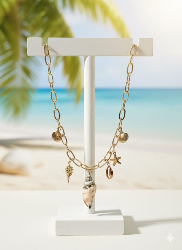Collar de Eslabones Dorados Texturizados con Colección de Dijes de Conchas Marinas