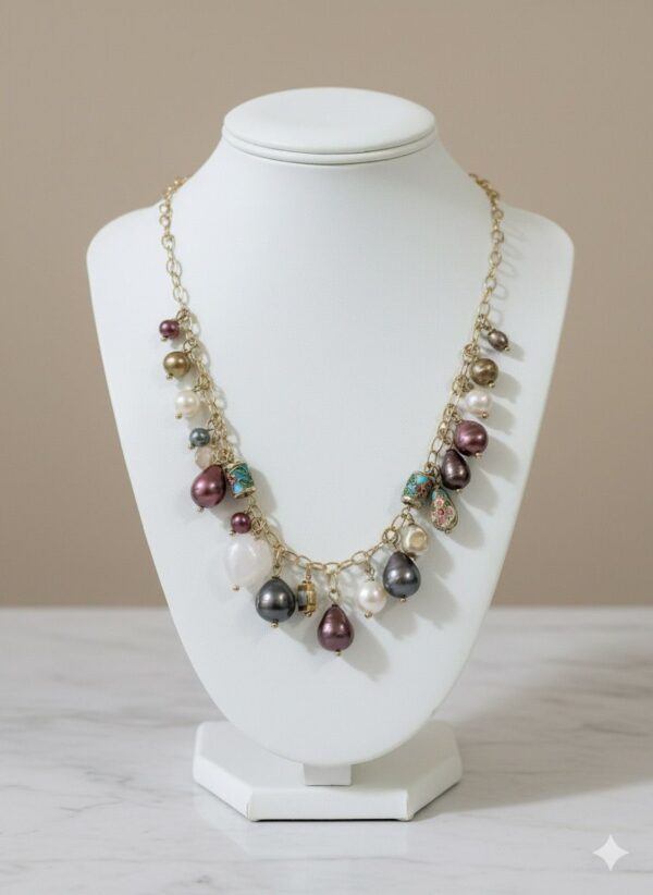 Collar de Eslabones Dorados con Dijes Colgantes de Perlas Barrocas Multicolor