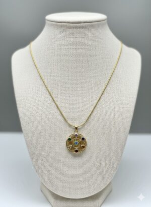 Collar de Cadena Fina Dorada con Medallón de Rueda de Cristales Multicolor