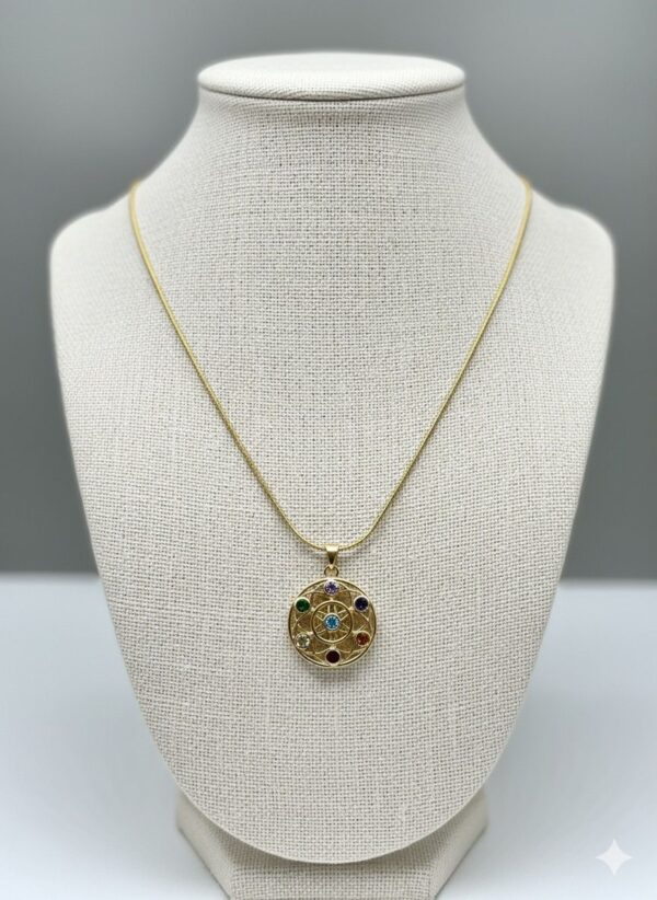 Collar de Cadena Fina Dorada con Medallón de Rueda de Cristales Multicolor