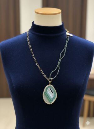 Collar Asimétrico de Cadena Dorada y Cristales Verdes con Dije de Ágata