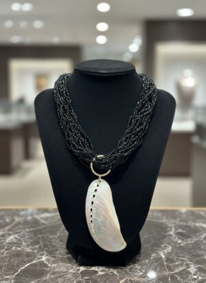 Gargantilla Multi-hilo de Cuentas Negras con Dije Grande de Nácar Iridiscente