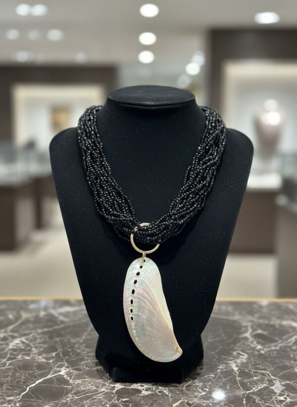 Gargantilla Multi-hilo de Cuentas Negras con Dije Grande de Nácar Iridiscente
