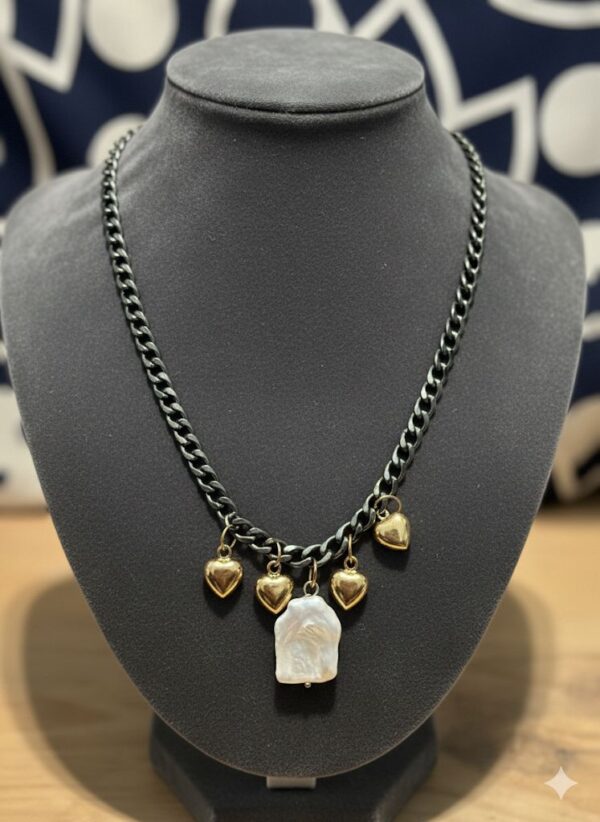 Collar de Cadena Oscura con Dije de Perla Barroca Plana y Corazones Dorados