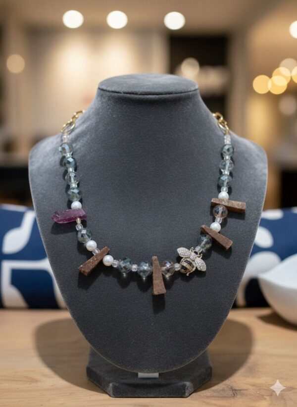 Collar Asimétrico de Cristales Ahumados, Perlas y Dije de Abeja Pavé