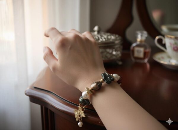 Pulsera Asimétrica de Perlas, Piedras Orgánicas y Eslabones Dorados.