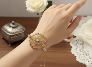 Pulsera de Filigrana Dorada con Cristal Iridiscente y Cierre Ajustable