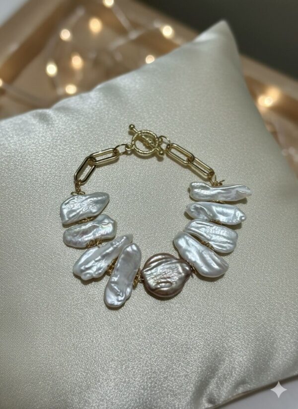 Pulsera de Perlas Barrocas Planas con Acento Bronce y Cadena de Eslabones