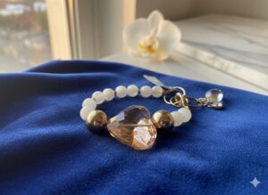 Pulsera de Cuentas Blancas Mate con Corazón de Cristal Durazno y Dije de Mariposa
