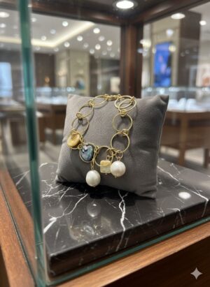 Pulsera de Eslabones Dorados Texturizados con Dijes de Perlas Barrocas y Concha Nácar