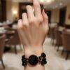 Pulsera Multi-hilo de Cuentas Negras Facetadas con Medallón Negro Pulido