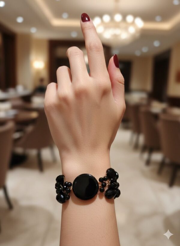 Pulsera Multi-hilo de Cuentas Negras Facetadas con Medallón Negro Pulido