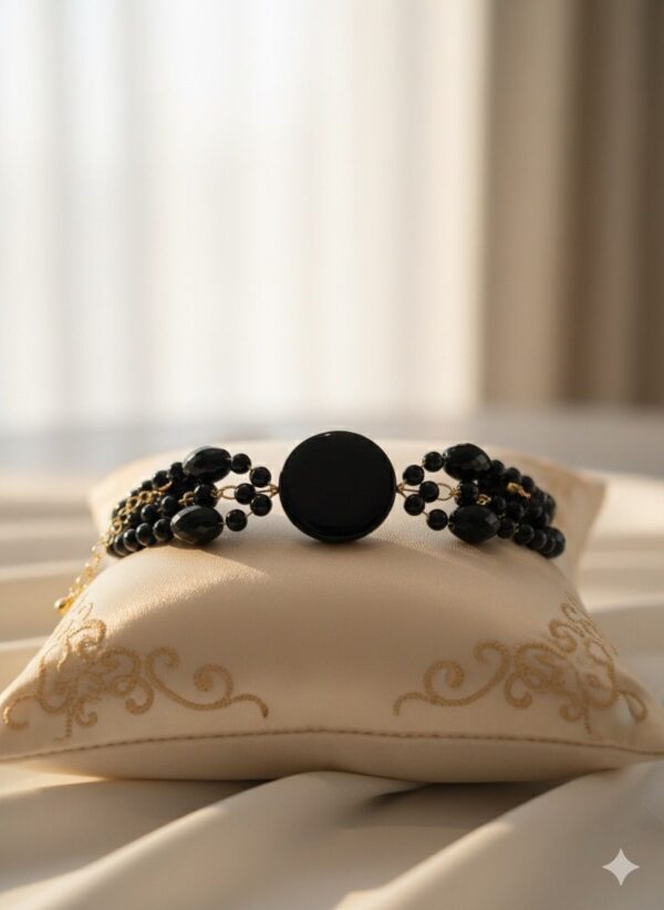 Pulsera Multi-hilo de Cuentas Negras Facetadas con Medallón Negro Pulido