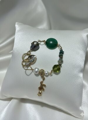pulsera24 Pulsera Asimétrica Ecléctica con Piedras Verdes, Perlas y Dijes Dorados